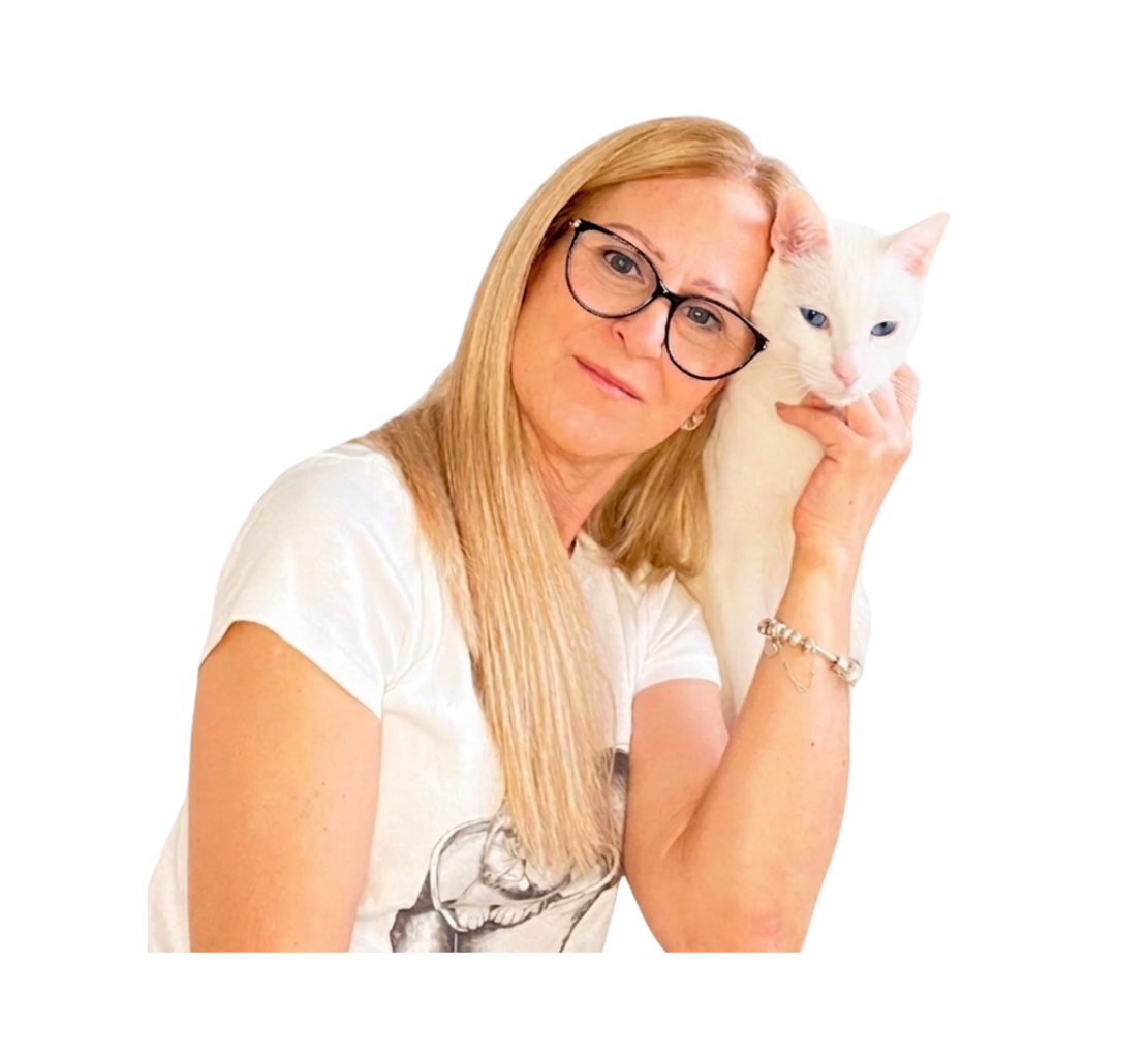 Mariangeles con un gato blanco, en la fotografía original de Amores Gatunos